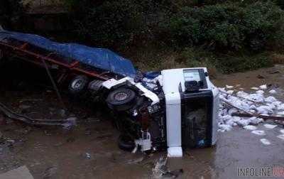 На Закарпатье грузовик слетел с моста: водитель погиб