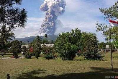 В Индонезии после землетрясения проснулся вулкан: появилось видео