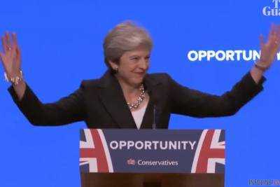 «И этот клоун наш премьер-министр»: Тереза Мэй станцевала на конференции Консервативной партии