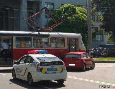 В Харькове столкнулись трамвай и легковушка: есть пострадавшие