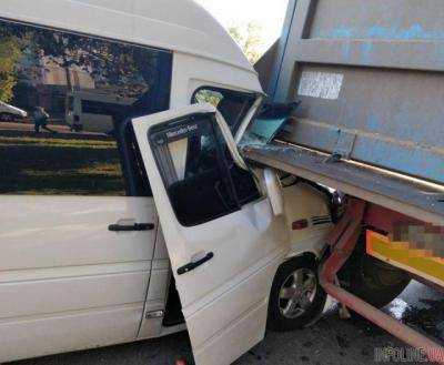 В Николаеве маршрутка с пассажирами врезалась в грузовик