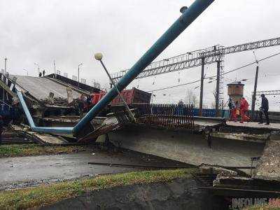 ЧП в России: вместе с грузовиком мост упал на железнодорожные пути