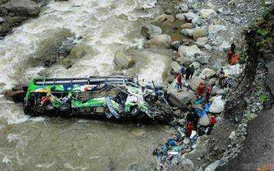 В Индии в результате падения автобуса в водоем погибли 7 человек