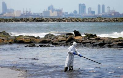 В порту Мариуполя в море вылилась нефть: отобраны пробы воды