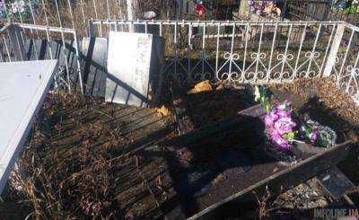 "Побойся бога": священник на джипе устроил погром на кладбище.Видео