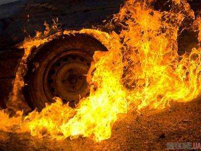 В Киеве возле моста Патона загорелся автомобиль
