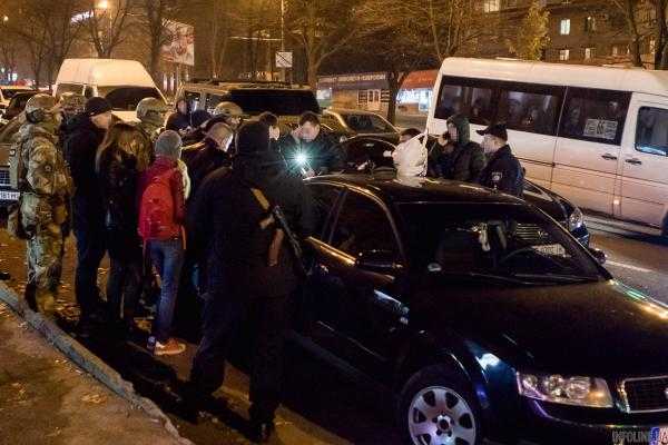В Днепре на проспекте Поля полиция и спецназ штурмовали иномарку