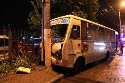 Полиция, скорая и электрики: пассажирский автобус попал в ужасную аварию, десятки раненных