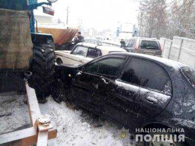 В Харьковской области  на заснеженной дороге трактор наехал на восемь автомобилей