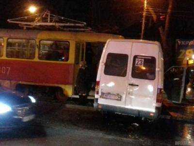В Запорожье трамвай протаранил маршрутку с пассажирами, есть пострадавшие
