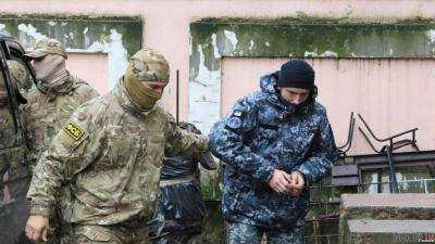 Захваченных украинских моряков вывозят из Крыма