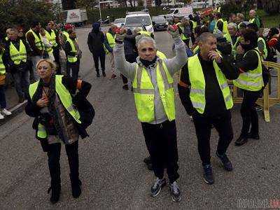 Протесты "желтых жилетов" набирают обороты: полиция задержала 60 человек