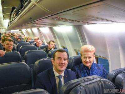 "Летим поддержать Украину!": Грибаускайте полетела в Украину эконом-классом