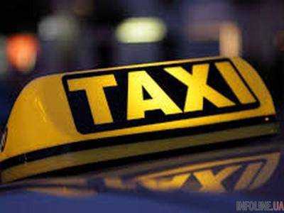 В Киеве таксист ограбил пассажира