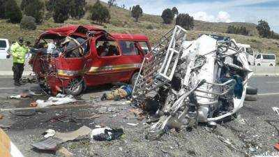 В Боливии в результате лобового столкновения микроавтобусов погибли 17 человек