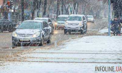 В Днепр добрался снег: автомобилистов просят быть осторожнее