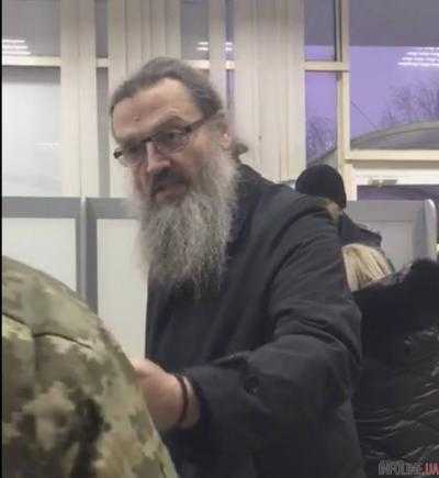 Запорожский митрополит закатил скандал в аэропорту