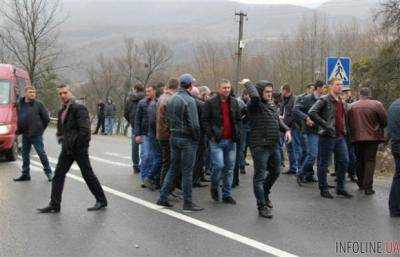 Недовольные решением суда граждане перекрыли трассу на Закарпатье