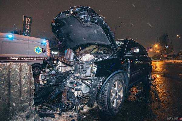 В Киеве Volvo влетел в бетонный отбойник: водитель погиб на месте