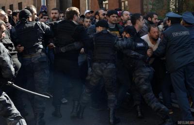 В день инаугурации президента Грузии произошли столкновения между оппозицией и полицейскими