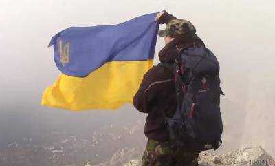В Крыму в поддержку захваченных моряков развернули флаг Украины