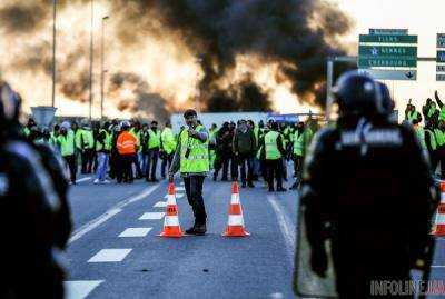 Почти 3 тыс. людей пострадали во Франции в протестах "желтых жилетов"