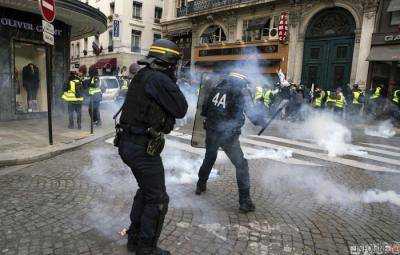 Во Франции число задержанных на акции "желтых жилетов"возросло до 220