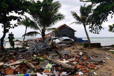 Число жертв цунами в Индонезии возросло до 222 человек