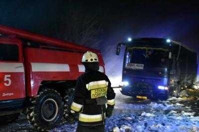 Транспортный коллапс в Днепре и области: спасатели вытащили из снега больше 100 автомобилей