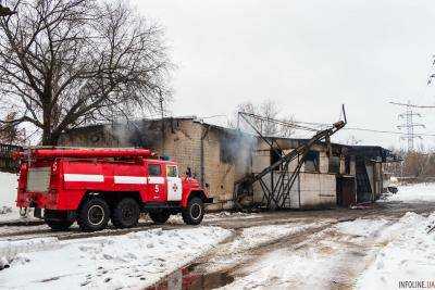 В Днепре спасатели больше 12-ти часов тушили пожар на маслобойне