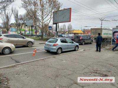 В центре Николаева «Пежо» сбил маму с ребёнком на переходе