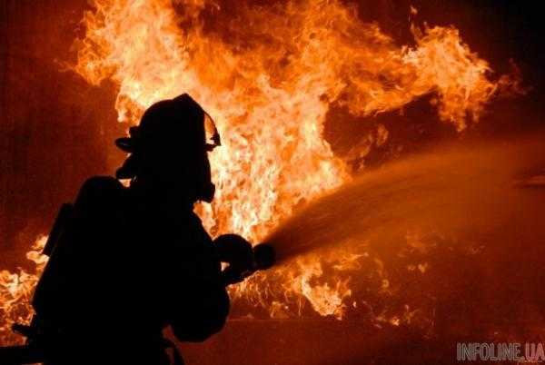 В Киеве горел трехэтажный дворец: пожарные спасали Mercedes