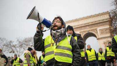 Во Франции "желтые жилеты" собираются на первые в 2019 году протесты