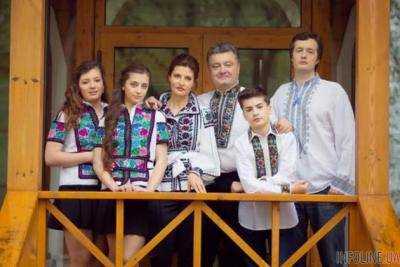 Дочерям Президента 19 лет: Порошенко показал, как сегодня выглядят его дочери-двойняшки