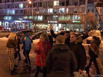 Школьники избили мужчину возле метро в Киеве: шокирующие кадры 18+