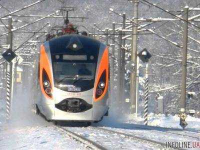 В "Укрзализныце" объяснили, почему поезд из Польши застрял на пути в Киев