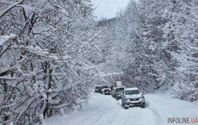 Украинские Карпаты оказались в эпицентре снежной метели: замело двухметровым слоем снега