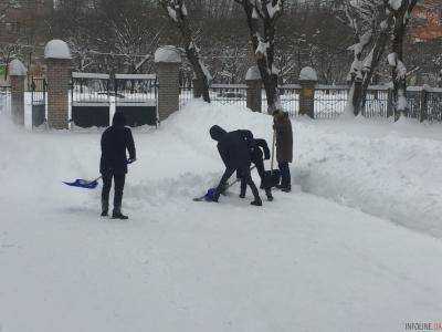 Под Днепром школьный двор чистят от снега Гербом Украины.Фото