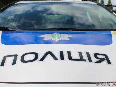 В Днепропетровской области полицейское авто повисло на ограде после ДТП