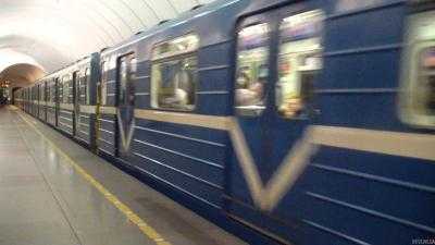 Транспортный коллапс в Киеве: вход на станцию метро перекрыт, «жуткая давка», фото