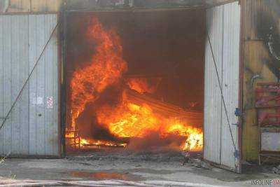 В Киеве горят склады со строительными материалами