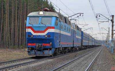 Поезд сбил мужчину в Киеве: появилось видео жуткой трагедии, 18+