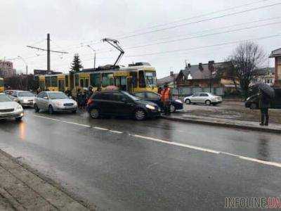 Утром во Львове трамвай протаранил легковушку