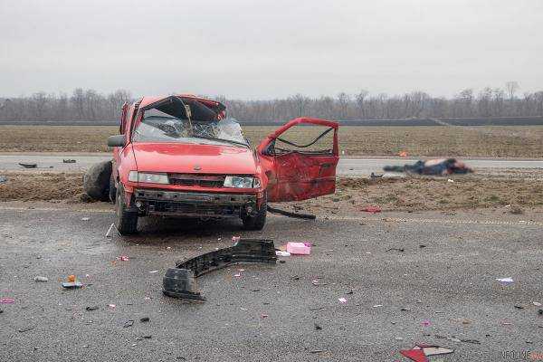Под Днепром смертельное ДТП: столкнулись грузовик McDonald’s и Opel, погибли два человека. Фото 18+