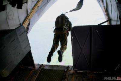 Десантники отработали ночные прыжки с парашютом в зоне ООС