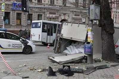 В центре Днепра перевернулся грузовик: появилось шокирующее видео момента аварии