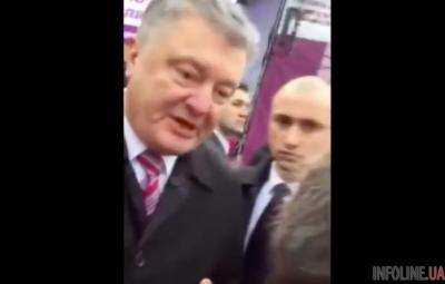 На встрече Порошенко хлопнул девушку по лицу.Видео