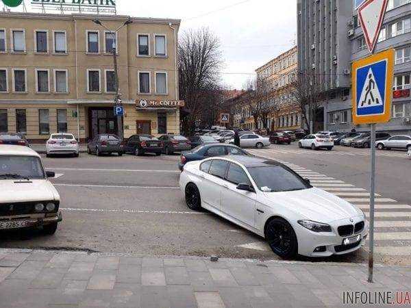 В центре Днепра эвакуировали новенький BMW из-за неправильной парковки