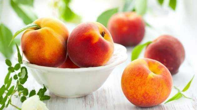 Медики рассказали, в чем польза персиков