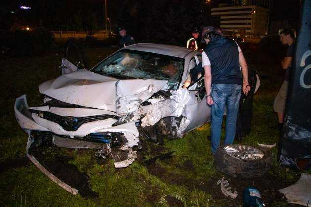 В Киеве автомобиль снес светофор и влетел в билборд, водителя пришлось вырезать